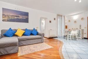 un soggiorno con divano e tavolo di Casa Querida Central & Elegant Flat a Napoli