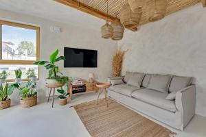 un soggiorno con divano e TV di Comfort Apartments Dolny Sopot a Sopot