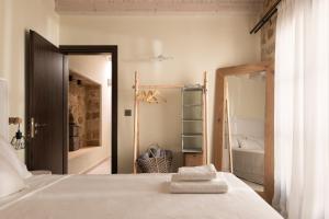 una camera con letto bianco e bagno di San Antonio Luxury Apartments, Medieval Town a Città di Rodi