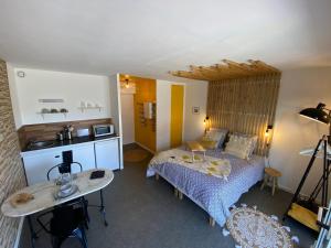 Кровать или кровати в номере Studio Beach House à Sangatte bord de plage
