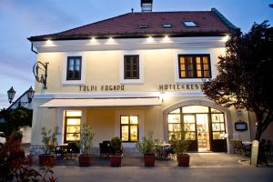 a building with the hotel frederiksborg at Toldi Fogadó in Tokaj