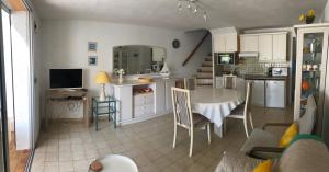 une cuisine et un salon avec une table et une salle à manger dans l'établissement Confort et calme à deux pas des plages de Valras, à Valras-Plage