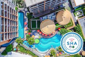 卡塔海灘的住宿－The Beach Heights Resort SHA Plus，享有度假村游泳池的顶部景致