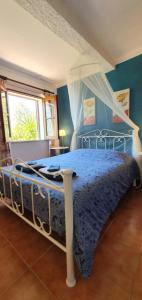 1 dormitorio azul con 1 cama con dosel en Hakuna matata, en Benagil