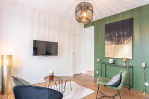 TV a/nebo společenská místnost v ubytování LAROZIERE Chambres d’hôtes