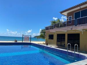 - une piscine à côté d'une maison et de la plage dans l'établissement Tioman Santai Resort, à l'Île Tioman 50 autres photos