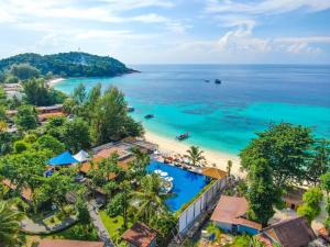 - une vue aérienne sur un complexe et la plage dans l'établissement AKIRA Lipe Resort, à Koh Lipe