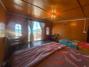 En eller flere senge i et værelse på Tioman Santai Resort