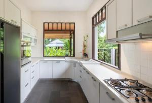 Kuchyň nebo kuchyňský kout v ubytování Motsamot - by Sublime Samui Villas