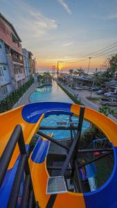 Bazén v ubytování Golden Jomtien Beach Hotel nebo v jeho okolí