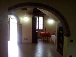 an archway in a room with a table and a window at BB Parco del Mincio in Virgilio