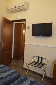 TV a/nebo společenská místnost v ubytování Pantheon Inn