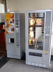 - un réfrigérateur ouvert avec de la nourriture à l'intérieur dans l'établissement Résidence Hôtelière des Ondes, à Saint-Lys