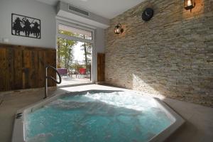 Bazén v ubytovaní Hotel Mazuria Country & SPA alebo v jeho blízkosti