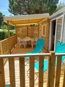 Balkón nebo terasa v ubytování Mobil home climatisé Carnac