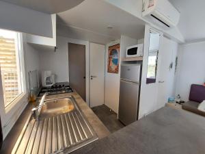 Kuchyň nebo kuchyňský kout v ubytování Mobil home climatisé Carnac + 7 fotografií