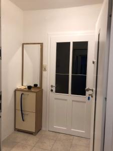 um quarto com uma porta branca e um espelho em Gemütliche 3 Zimmer Wohnung em Frauenhofen