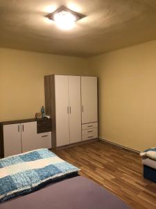 um quarto vazio com uma cama e armários em Gemütliche 3 Zimmer Wohnung em Frauenhofen