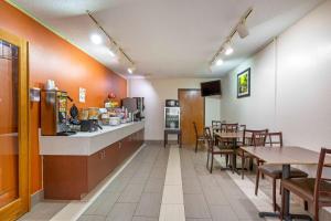 Køkken eller tekøkken på Rodeway Inn Coopersville