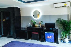 TV a/nebo společenská místnost v ubytování BH Baan Paradise Hotel Patong