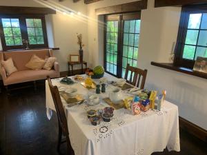einen Tisch mit einem weißen Tischtuch drauf in der Unterkunft Slerra Hill Bed and Breakfast, Clovelly in Bideford