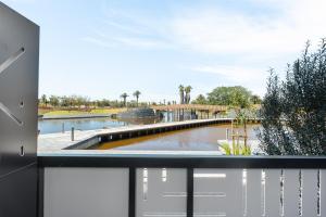 een raam met uitzicht op een brug bij Bridgewater One Apartments in Kaapstad