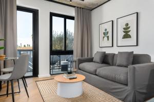 sala de estar con sofá y mesa en Bridgewater One Apartments, en Ciudad del Cabo