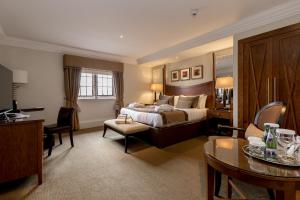 ein Hotelzimmer mit einem Bett, einem Tisch und Stühlen in der Unterkunft Western House Hotel in Ayr
