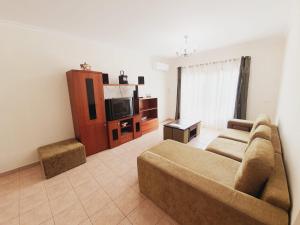 un soggiorno con divano e TV di Odete Túnel - Albufeira ad Albufeira