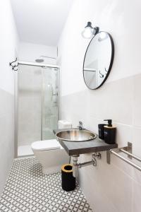 サンタクルス・デ・テネリフェにあるHome2Book Charming Center Apartment Santa Cruzのバスルーム(洗面台、トイレ、鏡付)