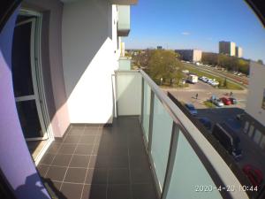 un balcón de un edificio con vistas a un aparcamiento en 2060 Zwycięstwa 5G - Tanie Pokoje w apartamencie - samodzielne zameldowanie - self check in, en Poznan