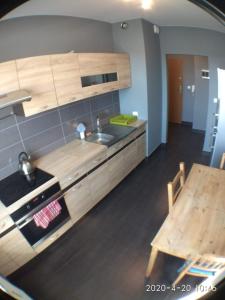 Kuchyňa alebo kuchynka v ubytovaní 2060 Zwycięstwa 5G - Tanie Pokoje w apartamencie - samodzielne zameldowanie - self check in