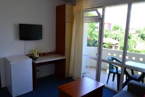 TV a/nebo společenská místnost v ubytování Saint George Family Hotel