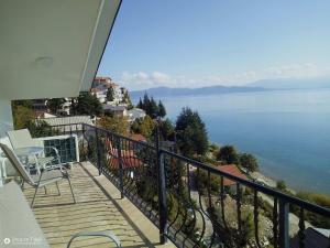 een balkon van een huis met uitzicht op het water bij Digital Nomad Villa EROS in Struga