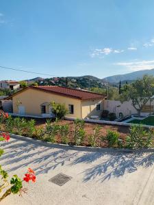 uma vista para uma casa a partir da rua em Anna’s cute villas em Aghia Marina