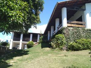 un edificio con columnas blancas y un patio de césped en Casa de Praia Pecém, en São Gonçalo do Amarante