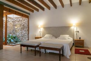 Ένα ή περισσότερα κρεβάτια σε δωμάτιο στο Hotel Can Moragues Health & Wellness