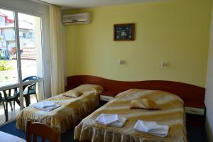 Postel nebo postele na pokoji v ubytování Saint George Family Hotel