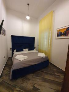 ナポリにあるPalazzo San Vincenzoのベッドルーム1室(大型ベッド1台、タオル2枚付)
