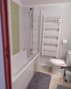 La salle de bains blanche est pourvue d'une douche et de toilettes. dans l'établissement Studio Vue Mer Circuit Paul Ricard - Domaine Securisé, à Signes