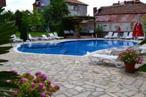 Bazén v ubytování Saint George Family Hotel nebo v jeho okolí