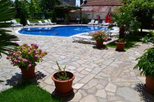 Bazén v ubytování Saint George Family Hotel nebo v jeho okolí
