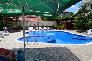 Bazén v ubytování Saint George Family Hotel nebo v jeho okolí