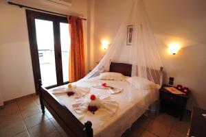 1 dormitorio con 1 cama con mosquitera en Kavousi Resort, en Falasarna