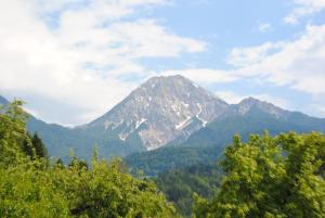 Vista generica sulle montagne o vista sulle montagne dall'interno dell'appartamento
