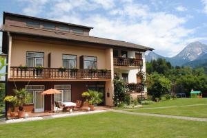 una casa con un prato davanti di Ferienhaus Michor a Latschach ober dem Faakersee
