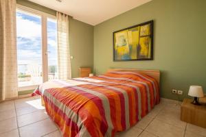 ル・ラヴァンドゥーにあるVilla Lili Roseのベッドと大きな窓のある寝室