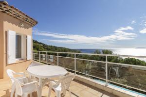 ル・ラヴァンドゥーにあるVilla Lili Roseの海の景色を望むバルコニー(テーブル、椅子付)