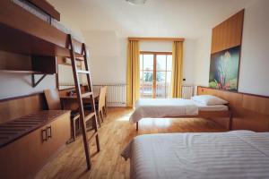 Pohorje Village Wellbeing Resort - Forest Hotel Videc tesisinde bir ranza yatağı veya ranza yatakları