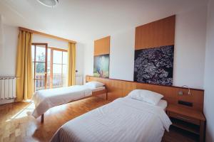 Ένα ή περισσότερα κρεβάτια σε δωμάτιο στο Pohorje Village Wellbeing Resort - Forest Hotel Videc